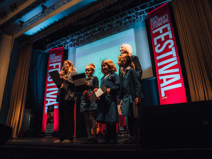 Redner auf der Bühne beim Kinderliteraturfestival in Bath