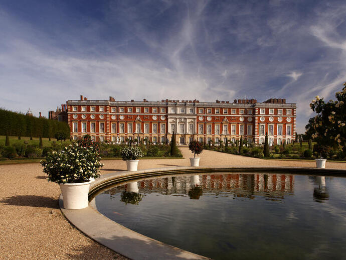 Hampton Court Palace is a historic royal palace built by Cardinal Wolsely and handed to his monarch King Henry VIII in the year 1528.