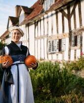 Una mujer frente a la granja de Mary Arden