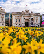 Museo Marítimo de Greenwich, con flores en primer plano