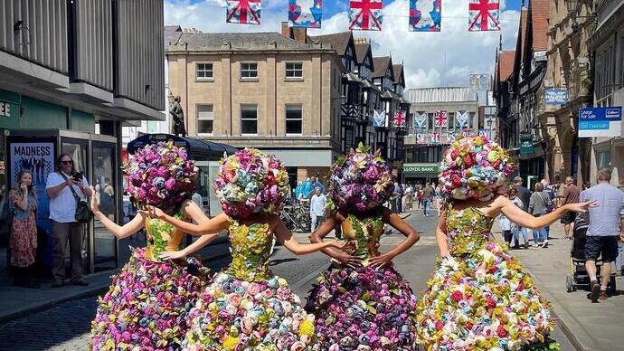 Mujeres con vestidos florales en la exposición floral de Shrewsbury