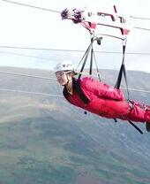 شخص يتزلج على حبل فوق محجر