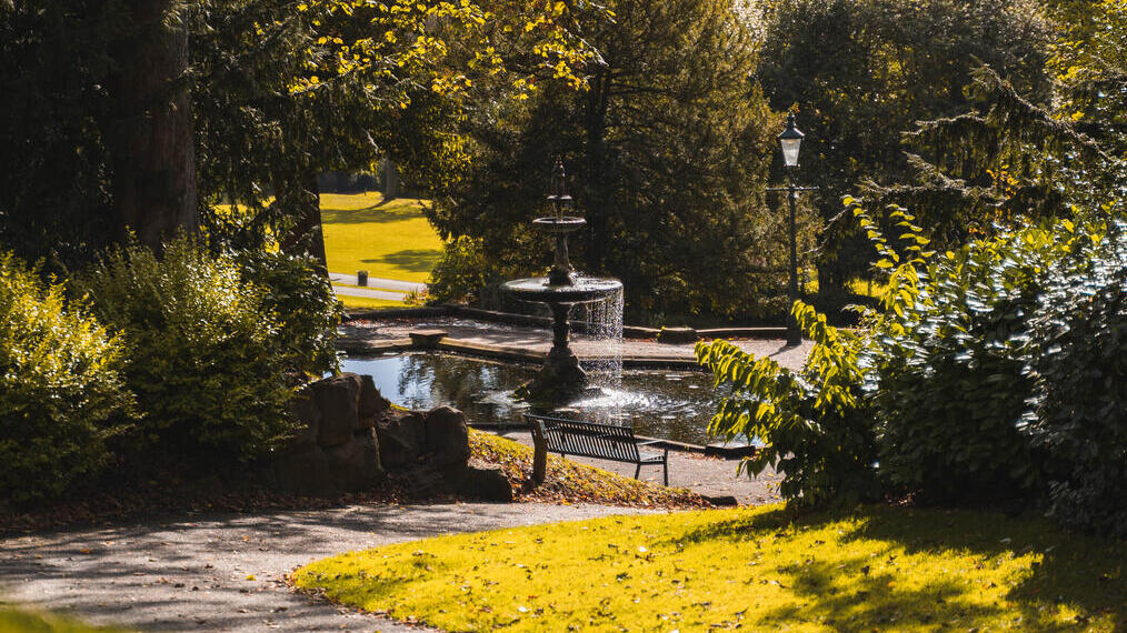 Una fuente rodeada de árboles en el Arboreto de Lincoln