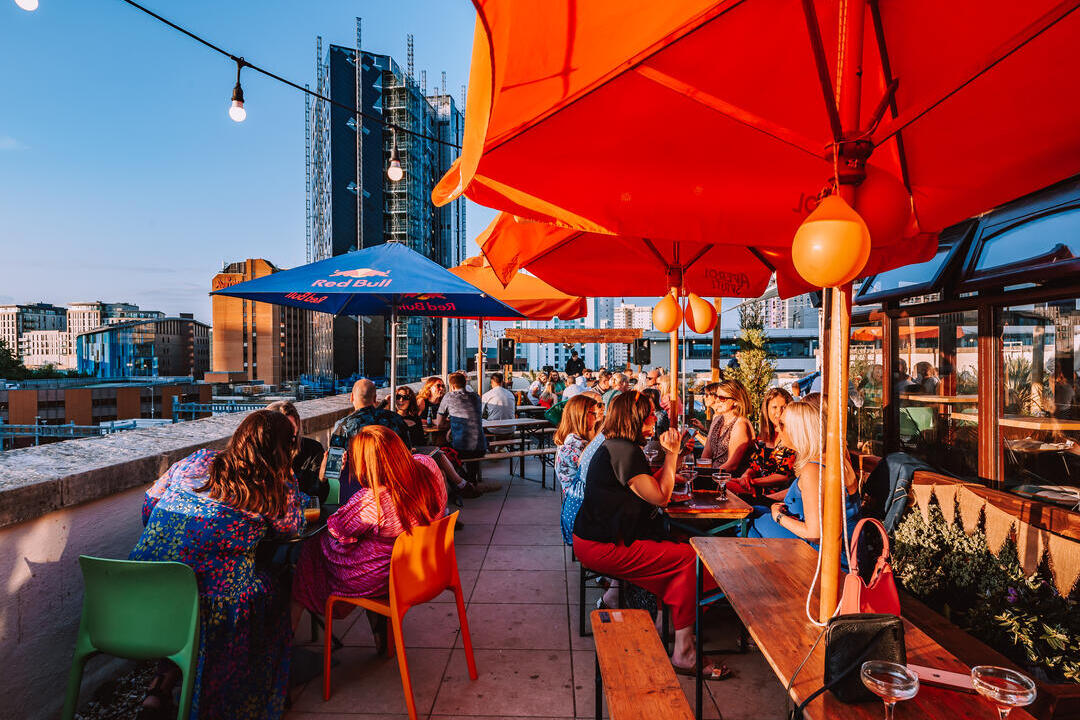Groupes de personnes sur le toit-terrasse du Jacobs, à Cardiff