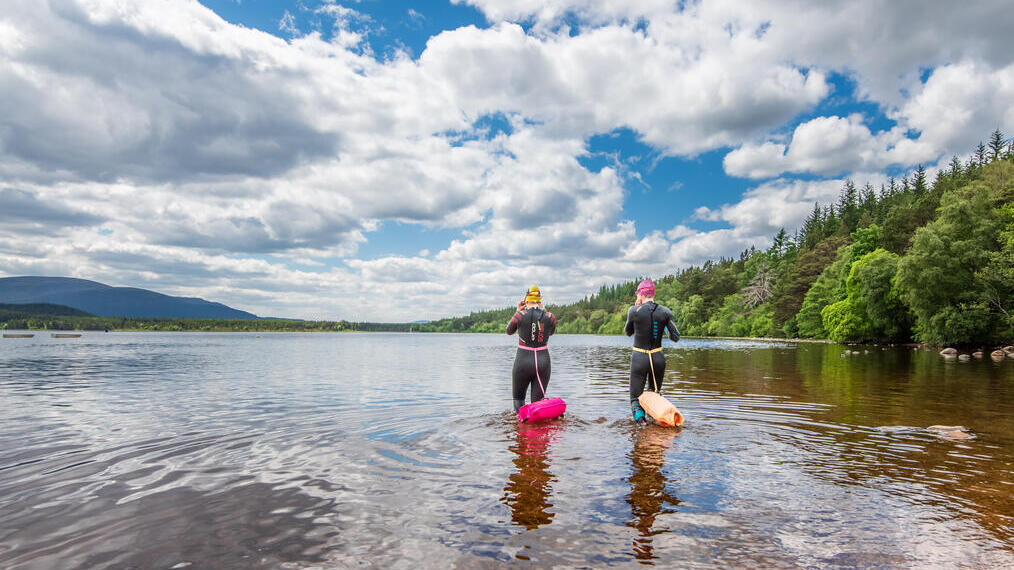 Wild Braemar, Schwimmen am Loch Morlich