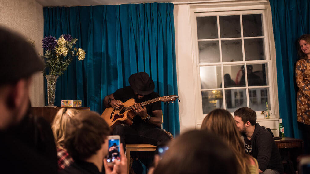 Uomo che suona la chitarra davanti al pubblico, Handel e Hendrix