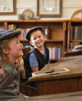 Deux enfants assis à des pupitres d'école - Ryedale Folk Museum