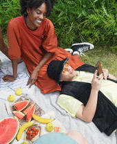 Amici che si godono un picnic in una giornata primaverile.