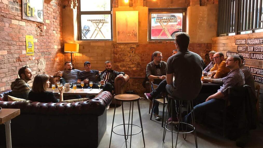 Un grupo de personas en una visita guiada sobre cerveza artesanal en Manchester