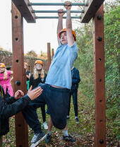 Groupe d'enfants pratiquant des activités de plein air