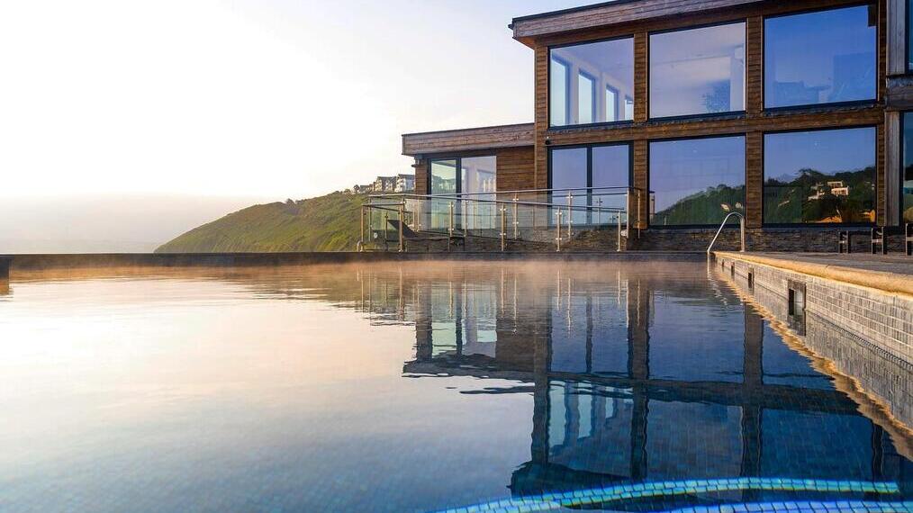 Außenpool mit Blick auf Carbis Bay