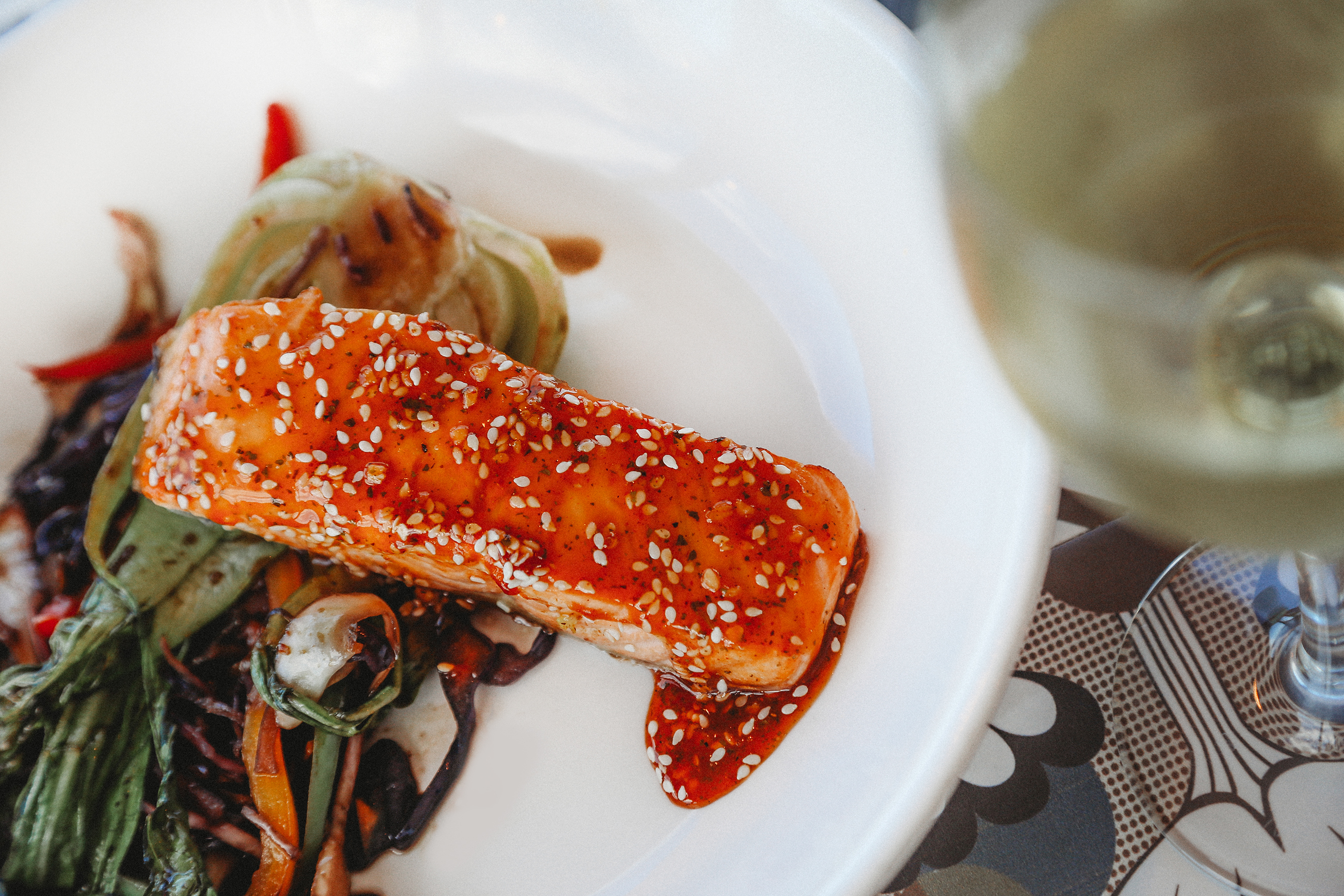 Ein Teller mit Essen, der im Tides Restaurant serviert wird