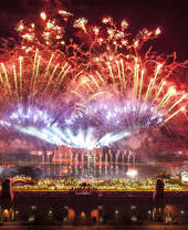 El gran final con fuegos artificiales de Kynren, un espectáculo histórico familiar al aire libre que explora 2000 años de historia británica.