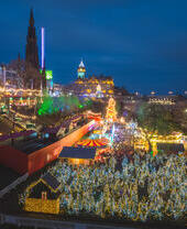 Nachtansicht einer Straße in einer Stadt mit Weihnachtsmarkt