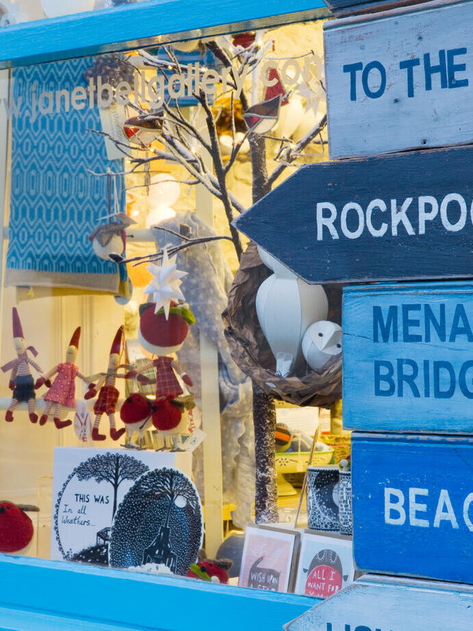 Ein Galeriefenster voller Karten und Dekorationen