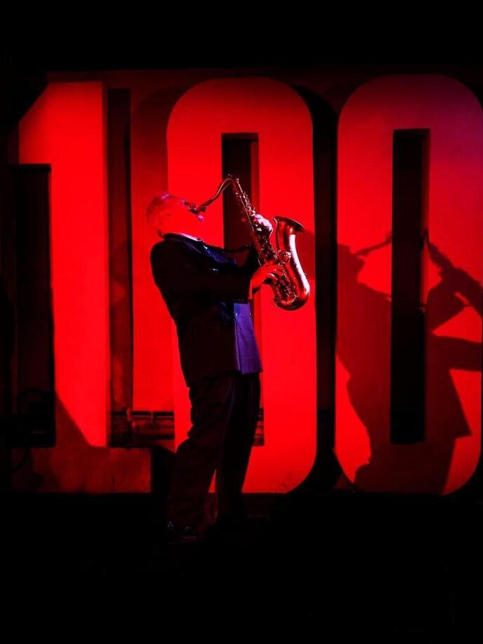 Un musicista jazz sul palco del 100 Club, un locale intimo e storico nel cuore del quartiere Soho di Londra