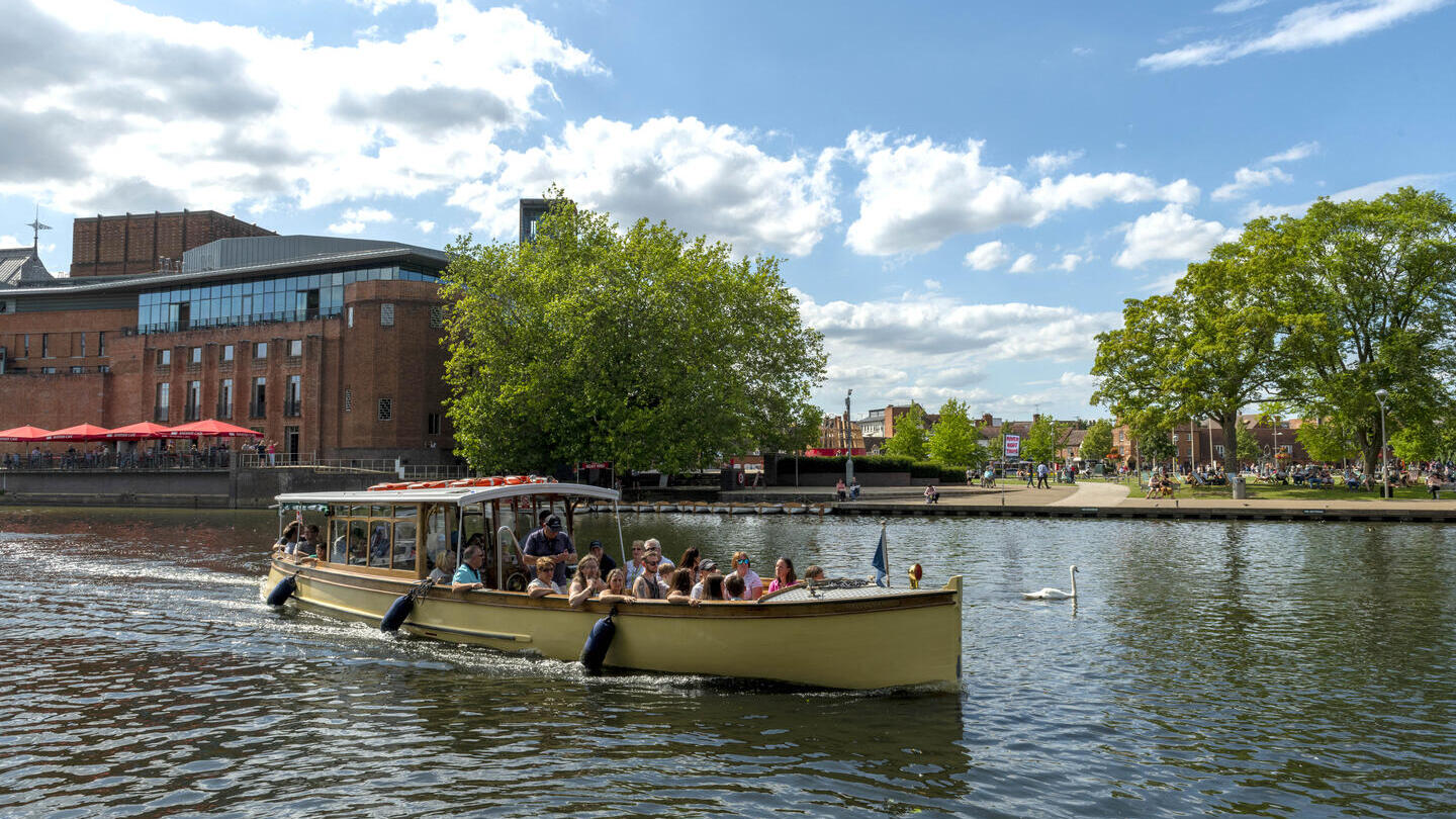 Un barco navegando por el río Avon en Stratford-upon-Avon