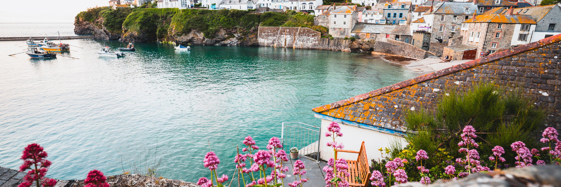 Eine Küstendorfszene