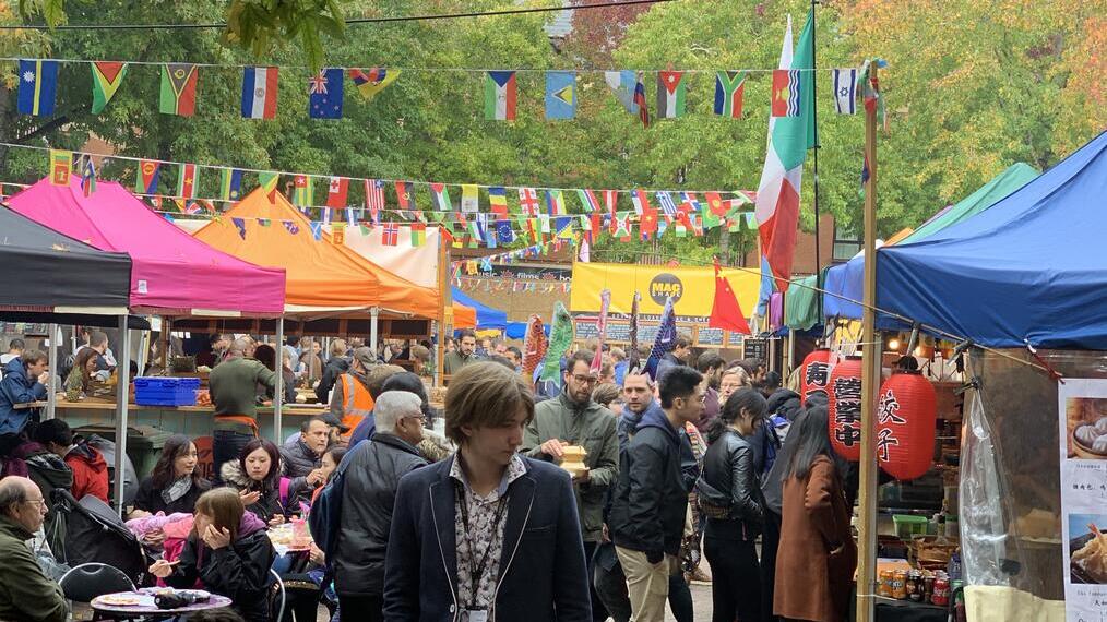 Menschenmassen beim Einkaufen auf dem Gloucester Green Market in Oxford