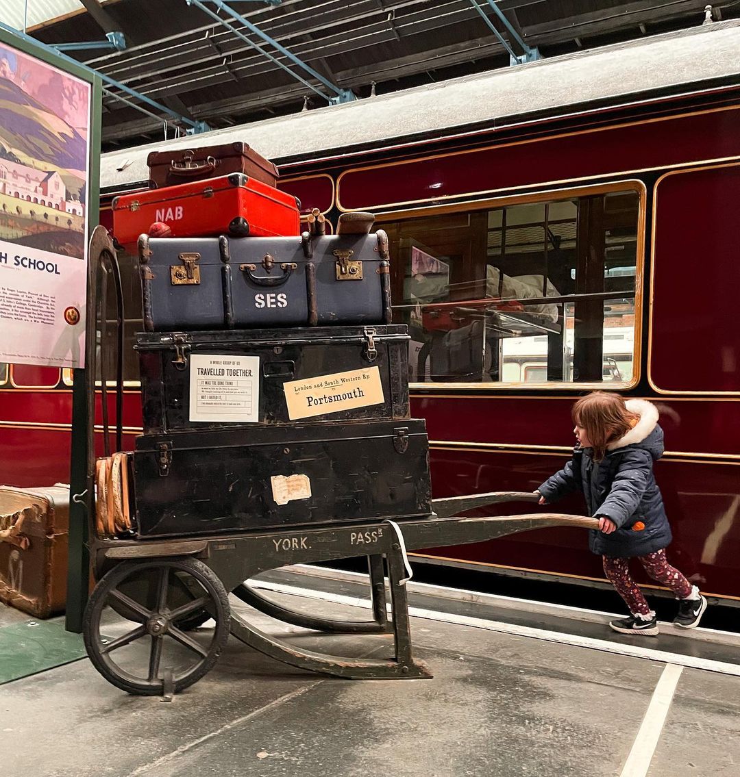 Niño frente a una exposición en el Museo Nacional del Ferrocarril de York