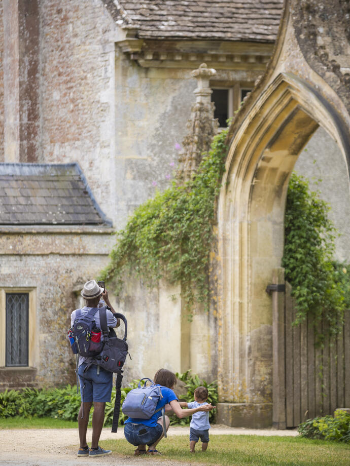 Visitantes en la abadía y el pueblo de Lacock, Wiltshire