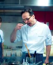 Un chef probando la comida preparada en Gauthier Soho, un restaurante de alta gama en Londres