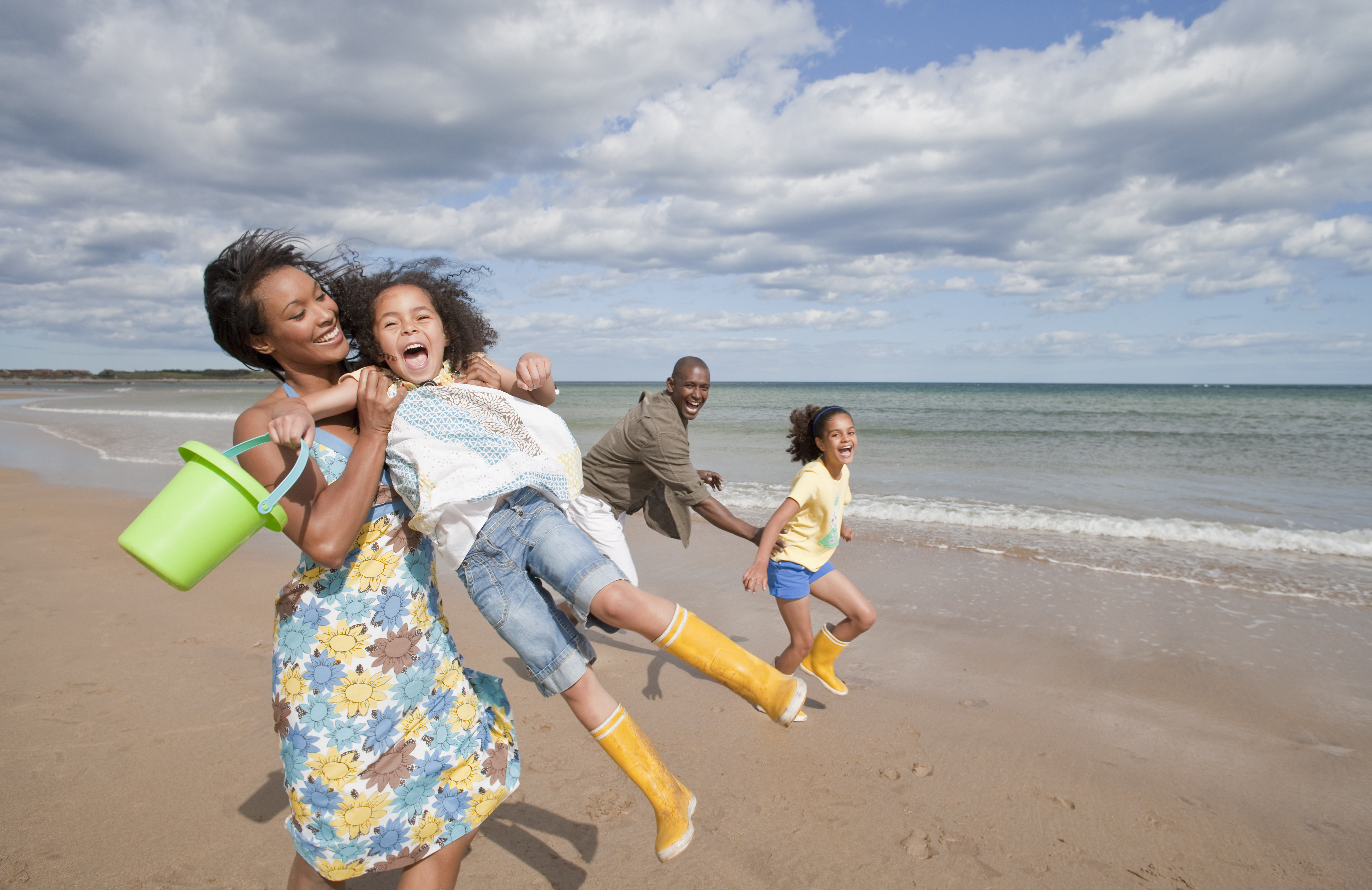 Famille jouant sur la plage sous le soleil