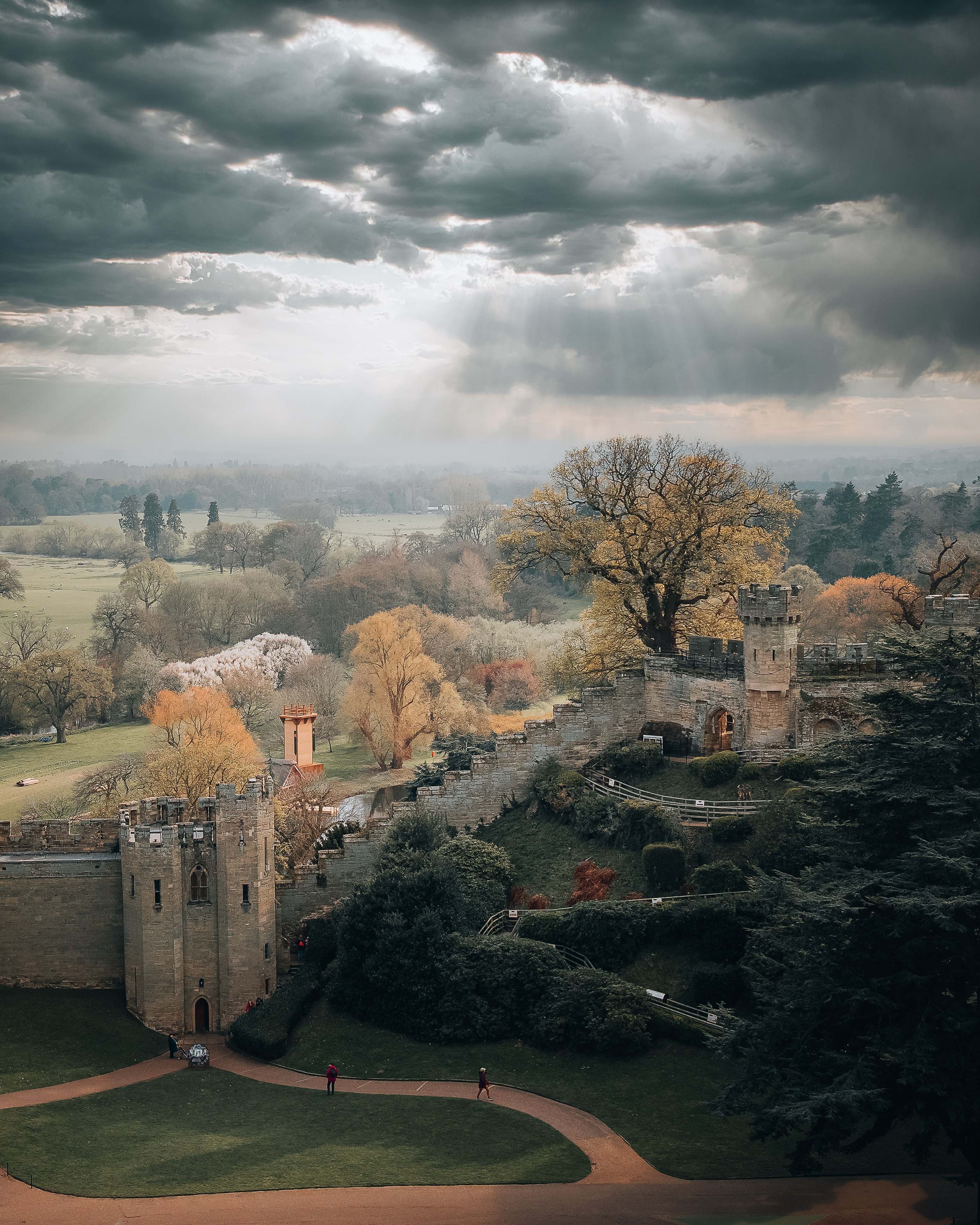 منظر جوي لمبنى طويل بقبّة على شكل أناناس