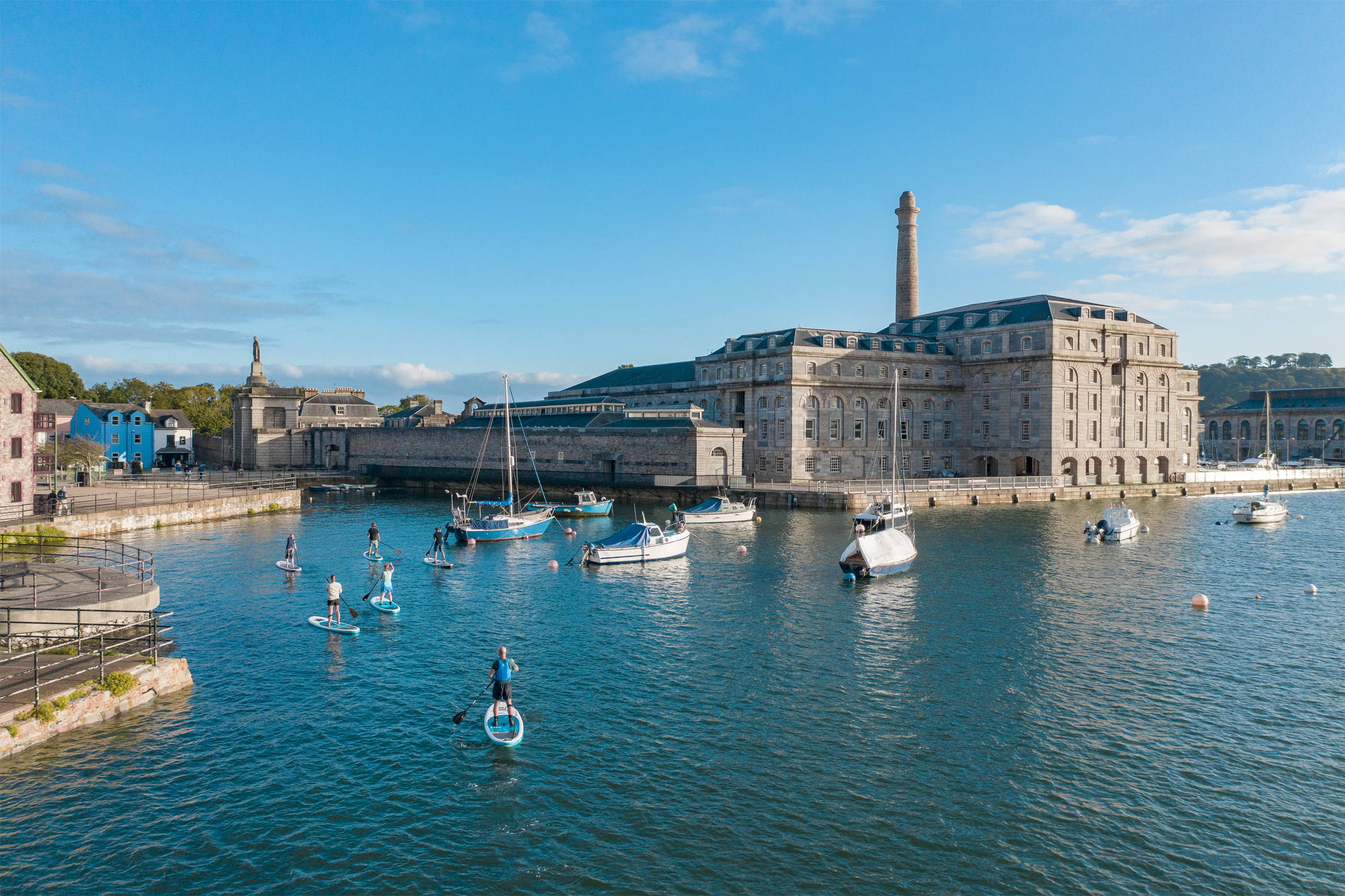 Menschen beim Paddeln in der Nähe eines Docks in Plymouth
