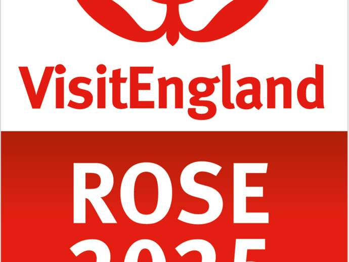 Insignia VisitEngland ROSE 2025 por Excelencia en el Servicio con símbolo de rosa roja y banda roja y blanca.