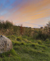 Campo abierto con una lápida en la que se lee: Clan Fraser