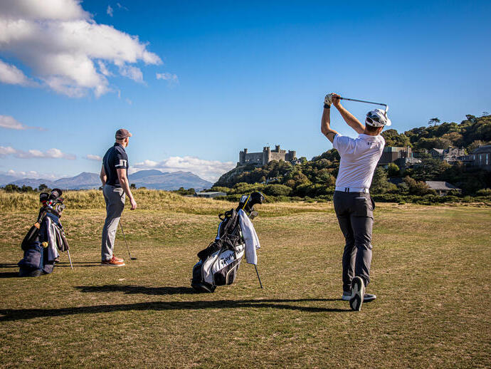 Dos golfistas jugando en el Royal St David's Golf Club, en Gales