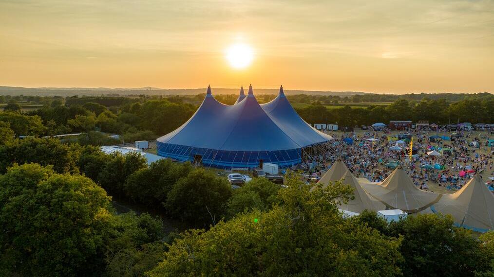 Una carpa de festival en un campo como parte del Deva Fest en Chester