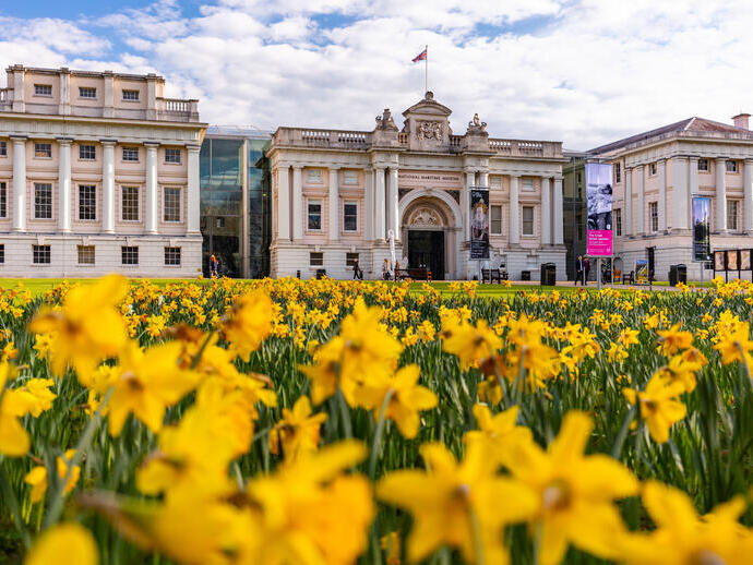 Museo marittimo di Greenwich, con fiori in primo piano