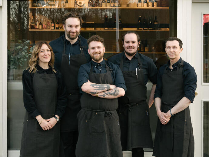 L'équipe devant le restaurant Eleanore, à Édimbourg