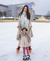 Una mujer y una niña en una pista de patinaje sobre hielo en Cribbs Causeway, Bristol