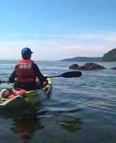 Une personne pagayant en kayak au large de Mount Batten à Plymouth