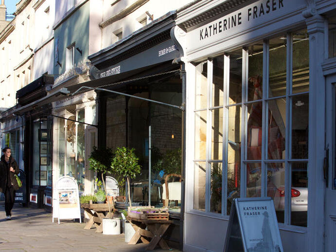 Reihen von Geschäften in der Walcot Street in Bath