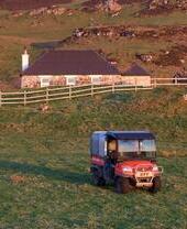 Fahrzeug überquert Land auf der Isle of Mull, Schottland