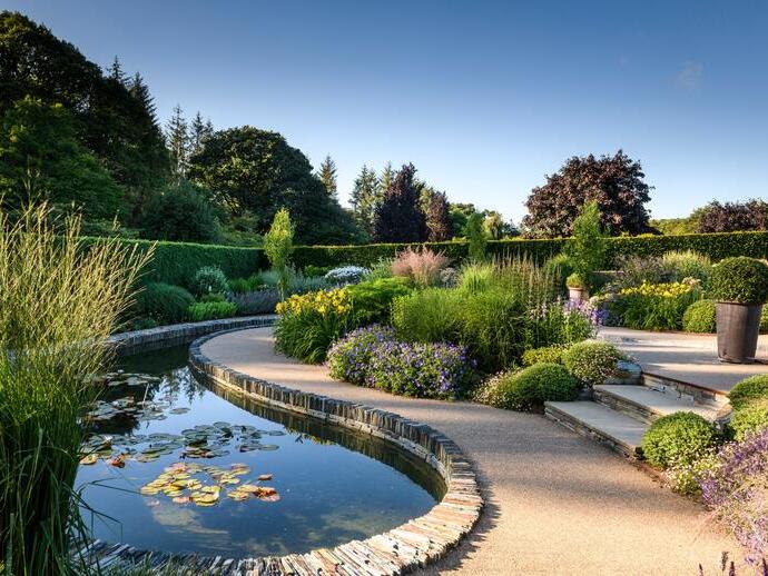 Prächtige Gärten und ein Lilienteich, umgeben von formalen Hecken