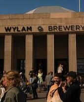 Persone fuori dal birrificio Wylam, Newcastle