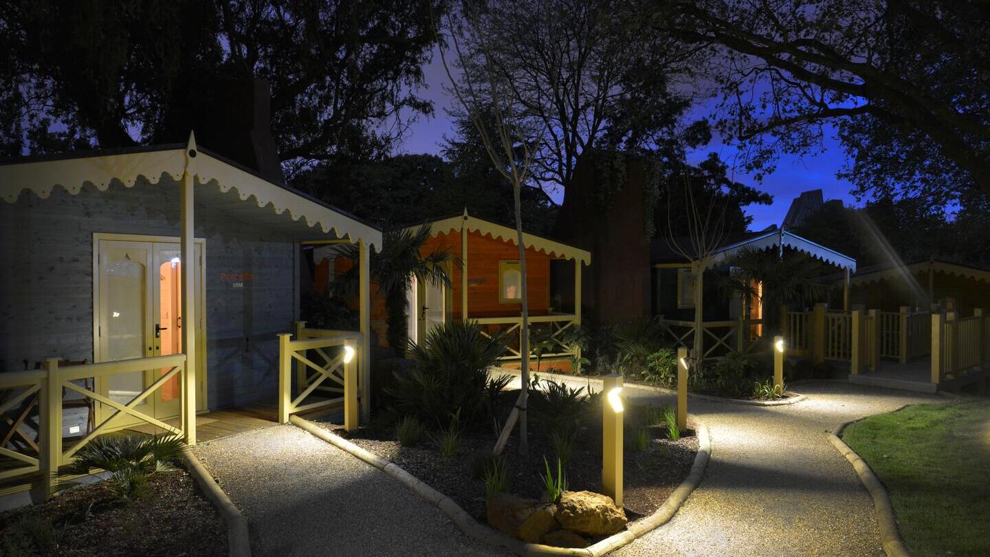 Cabañas de madera alineadas en un zoológico