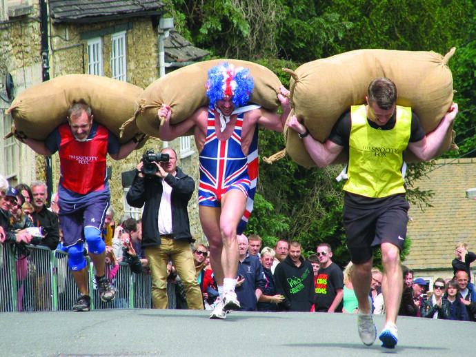 Personnes participant à une course en sac