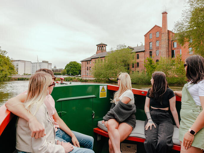 Un grupo de personas navegando en un barco fluvial