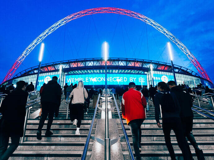Grupo de personas subiendo las escaleras del estadio de Wembley