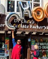 Le personnel posant devant la chocolaterie Dr Choc's Windsor Chocolate Factory