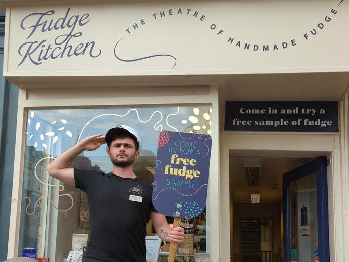 Ein Mitarbeiter posiert vor der Fudge Kitchen in Windsor