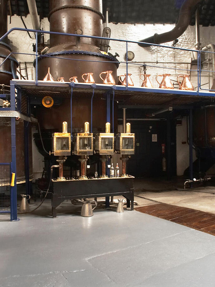 Machines de distillerie alignées le long du mur à Plymouth Gin