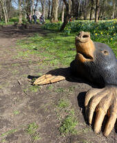 Una escultura de madera de un topo en el parque Bute, Cardiff