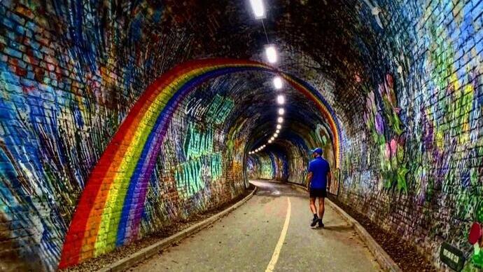 Walking throught Colinton Tunnel